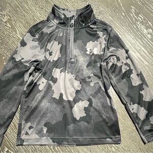 Under Armour 5T Boys Gray and Black Camo Pullover